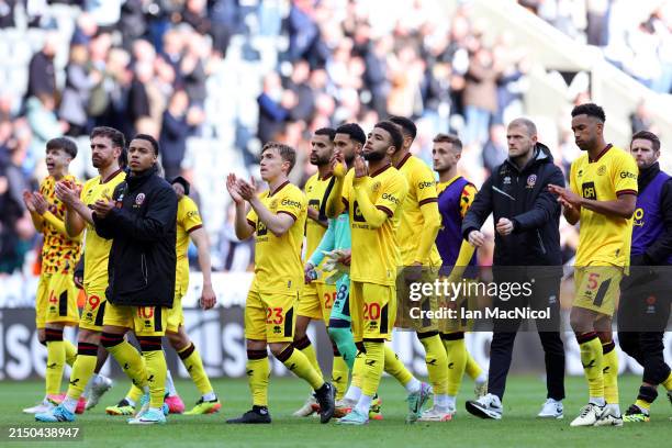 Players and staff of Sheffield United applaud the fans after the team's defeat, which confirms Sheffield United's relegation from the Premier League,...