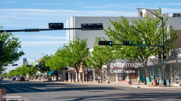 roswell, rue principale du nouveau-mexique. - roswell-new-mexico photos et images de collection