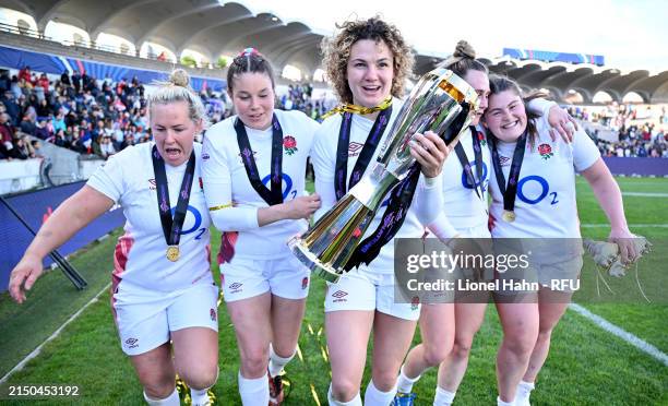 Marlie Packer, Jess Breach, Ellie Kildunne, Megan Jones and Maud Muir of England celebrate with The Six Nations Trophy after the Guinness Women's Six...