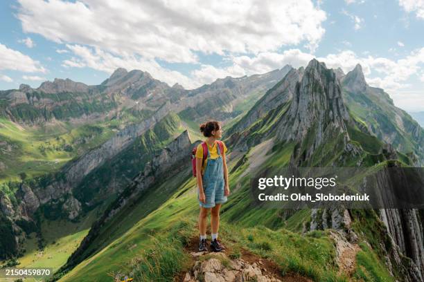 femme de randonnée dans les alpes suisses à appenzell - alpes suisses photos et images de collection