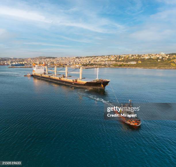remolcadores que remolcan un buque de carga a un puerto - remolcador fotografías e imágenes de stock