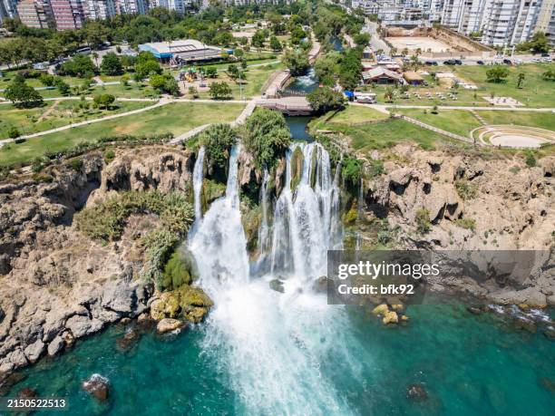 luftaufnahme des duden-wasserfalls, der im mittelmeer fällt. - duden stock-fotos und bilder