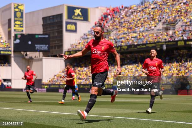 Vedat Muriqi of RCD Mallorca celebrates scoring his team's first goal during the LaLiga EA Sports match between Cadiz CF and RCD Mallorca at Estadio...