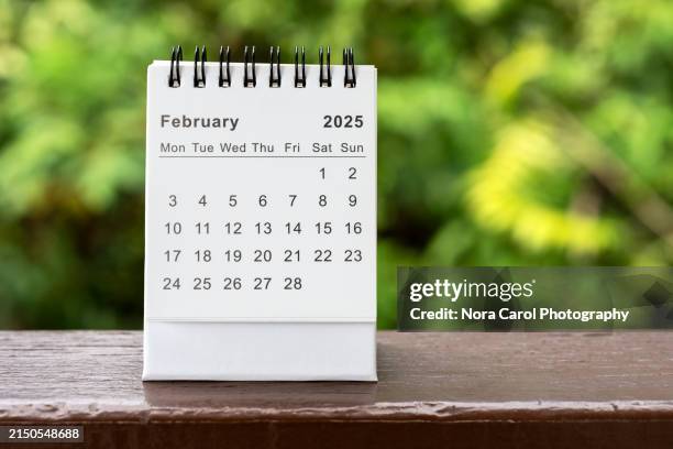 2025 february desk calendar - febrero fotografías e imágenes de stock