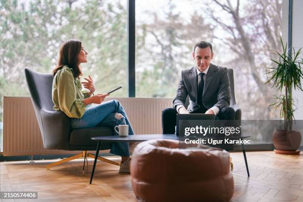 hombre de negocios entrevistando a una mujer. - entrevista con medio de comunicación fotografías e imágenes de stock