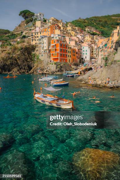 scenic view of cinque terre at mediterranean coast - europe travel stock-fotos und bilder