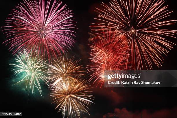 fantastic fireworks in night skies - pétard photos et images de collection