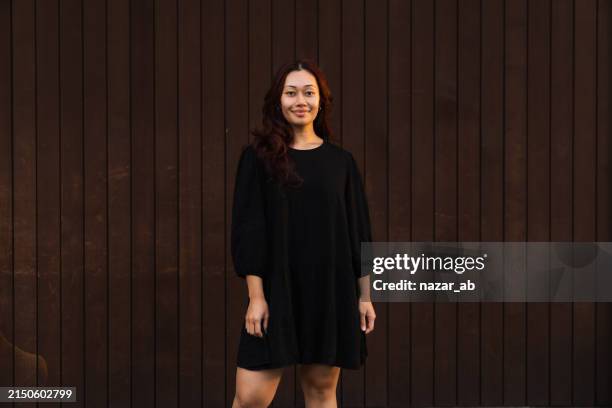 donna che brilla di felicità su sfondo marrone. - maori foto e immagini stock