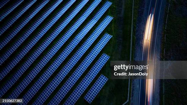 blue hour solar panels highway traffic - noordelijk californië stockfoto's en -beelden