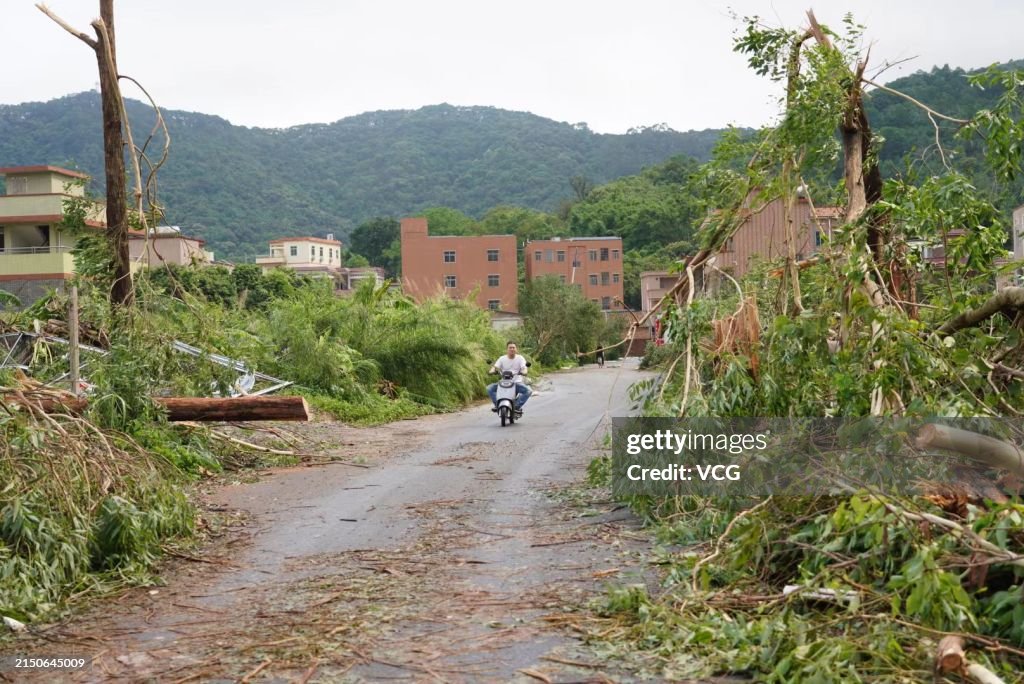 Strong Tornado Hits Guangzhou