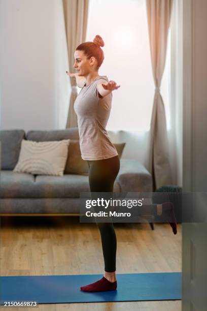 young woman exercising in living room - bodyweight training stock pictures, royalty-free photos & images