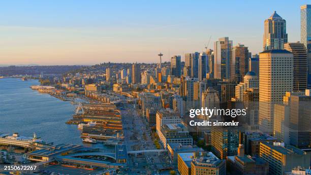vue du paysage urbain au coucher du soleil - seattle photos et images de collection