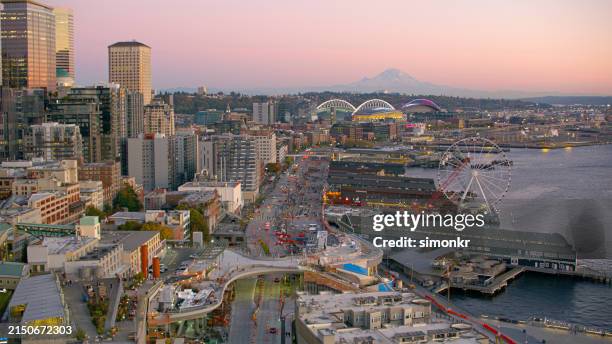 vista del paseo marítimo y de la gran noria de seattle - seattle fotografías e imágenes de stock