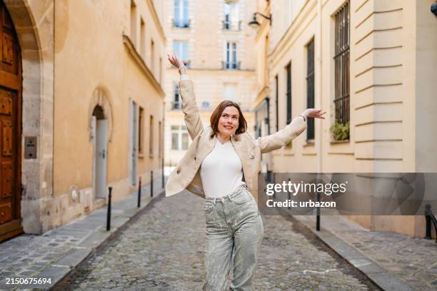 mulher nova se divertindo na rua em paris na frança - trabalho de entretenimento - fotografias e filmes do acervo