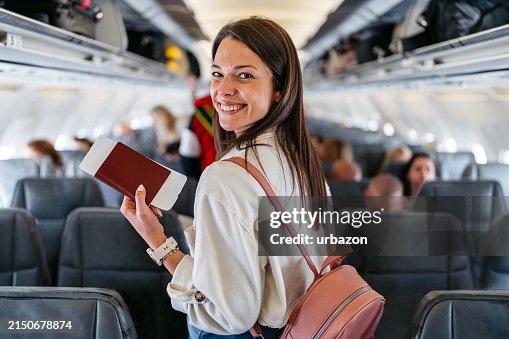 飛行機に搭乗する若い女性 飛行機に搭乗する若い女性