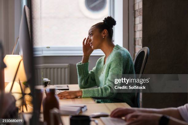 working hard in the office - een dag uit het leven serie stockfoto's en -beelden