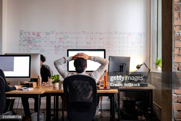 working hard in the office - een dag uit het leven serie stockfoto's en -beelden