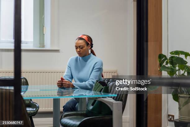 warten auf ein vorstellungsgespräch - youre hired englische redewendung stock-fotos und bilder