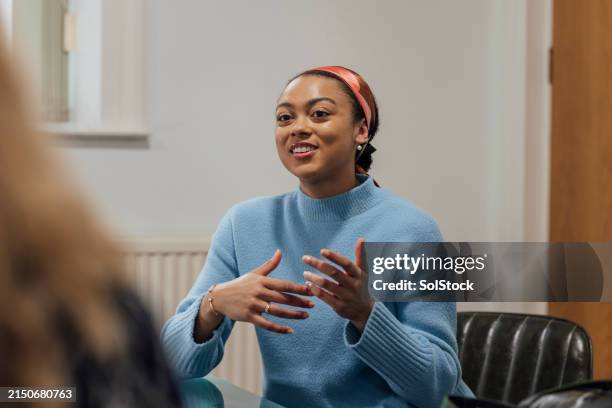 explaining her business points - een dag uit het leven serie stockfoto's en -beelden