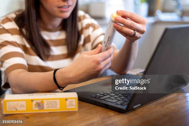 managing diabetes with epipen - injectiepen stockfoto's en -beelden