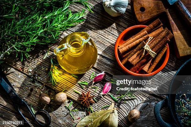 scented ingredients: cinnamon, bay leaves, star anise, rosemary, nutmeg - alecrim imagens e fotografias de stock