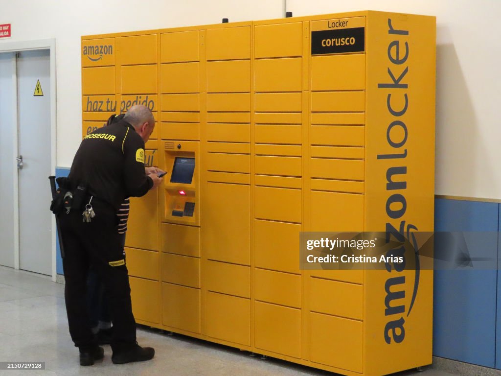 Amazon Collection Locker Amazon locker in La Villa shopping center on April 13, 2024 in San ...