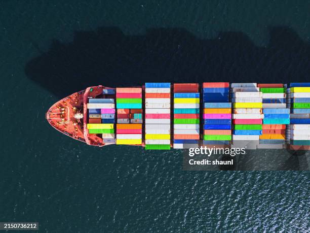 colorful container ship - scheepvaart stockfoto's en -beelden