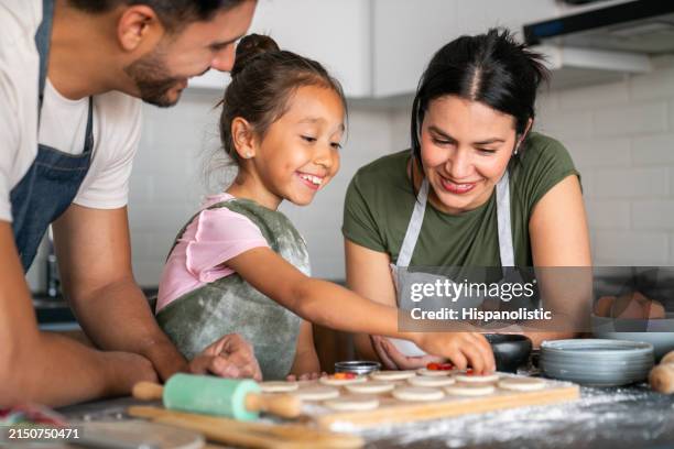 happy girl baking at home with her loving parents - koken eten koken stockfoto's en -beelden