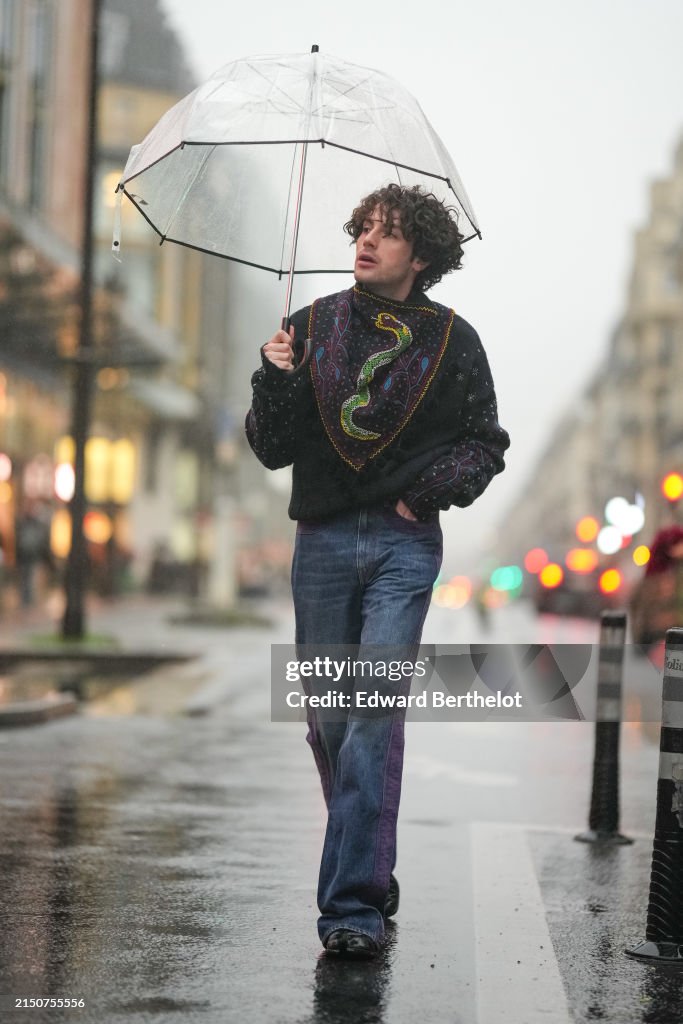 Street Style - Paris Fashion Week - Menswear Fall/Winter 2024/2025 - Day Two
