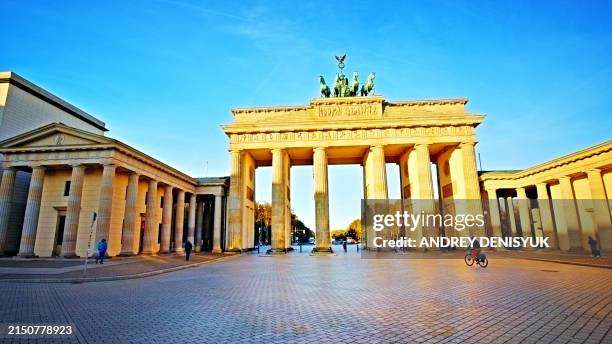 the brandenburg gate - brandenburger tor in berlin - porta de brandemburgo imagens e fotografias de stock
