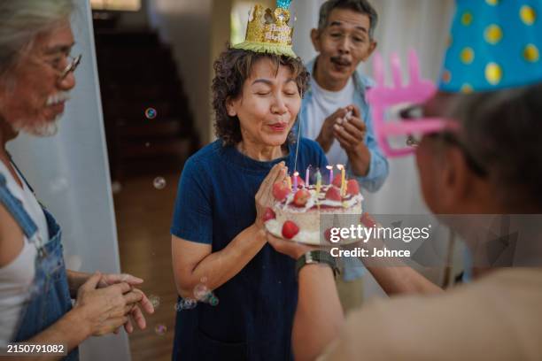 birthday surprise! - verjaardagskaars stockfoto's en -beelden