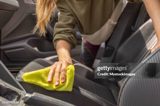 limpieza de asientos de coche - trapo de limpiar el polvo fotografías e imágenes de stock