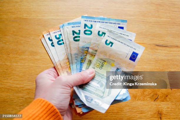 cash - euros stockfoto's en -beelden