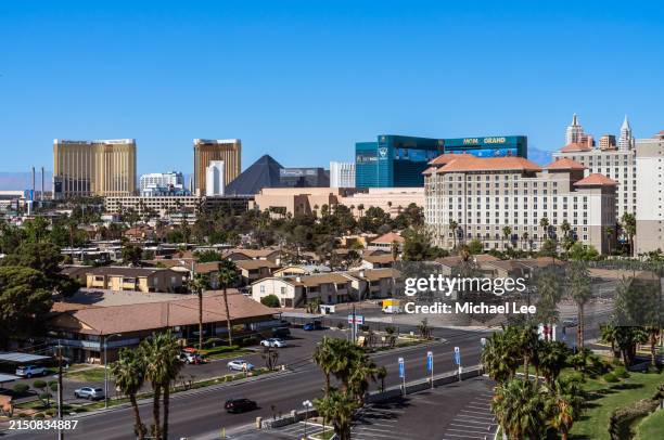 sunny view of las vegas strip - mandalay bay resort casino stockfoto's en -beelden