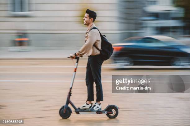 mobilità elettrica - monopattino foto e immagini stock