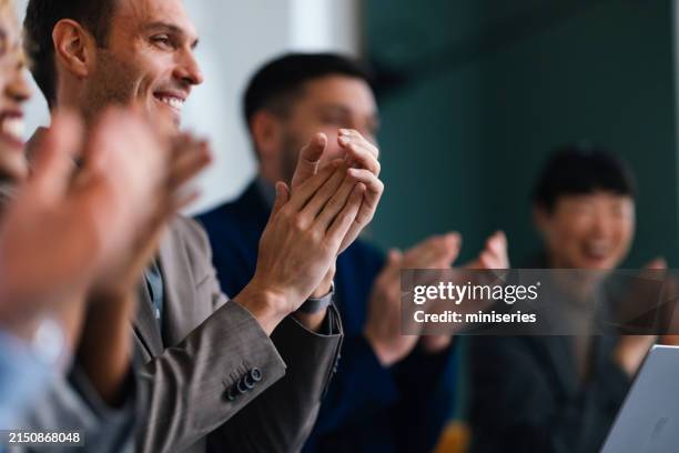 empresarios aplaudiendo durante un seminario de negocios - aplaudir fotografías e imágenes de stock