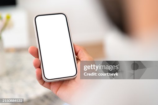 Hombre sosteniendo un teléfono móvil con una pantalla blanca en blanco Hombre sosteniendo un teléfono móvil con una pantalla blanca en blanco