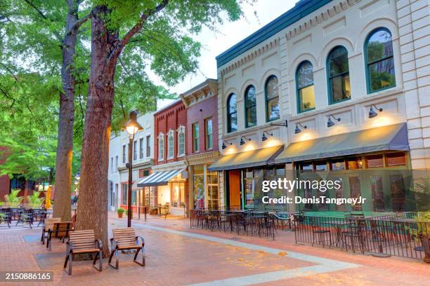 downtown mall in charlottesville, virginia - charlottesville fotografías e imágenes de stock