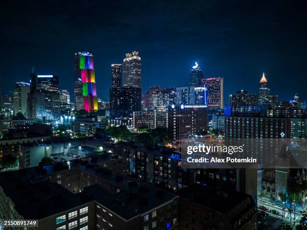 bürotürme erwachen nach sonnenuntergang zum leben. geschäfts- und finanzviertel stadtbild der hauptstadt atlanta, ga bei nacht - atlanta stock-fotos und bilder