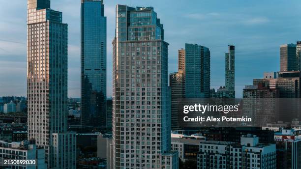 luxury apartments in long island city, queens view in the evening. - queens stad new york stockfoto's en -beelden