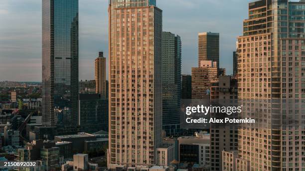 evening view of weathy residential buildings exterior in hunters points, long island city, queens. - hunters point long island city stockfoto's en -beelden