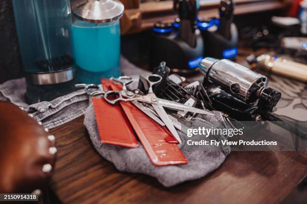 gli strumenti del parrucchiere sono appoggiati su un bancone pronti per l'uso - forbici per parrucchieri foto e immagini stock
