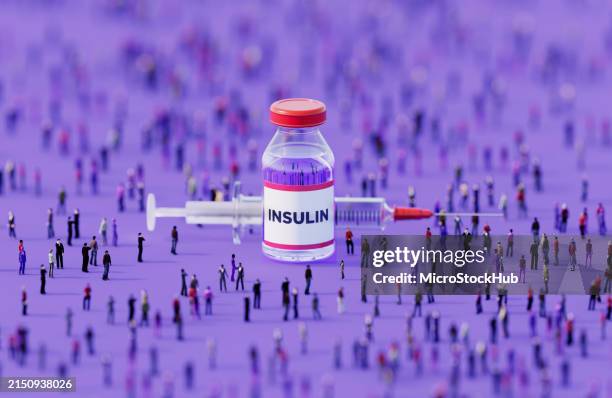 multitud humana alrededor de un frasco de insulina inyectable sobre fondo púrpura - insulina fotografías e imágenes de stock