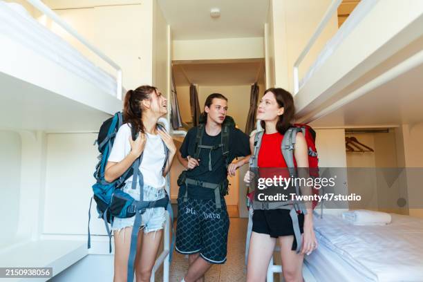 backpackers are sharing in the hostel while traveling - viaje barato fotografías e imágenes de stock