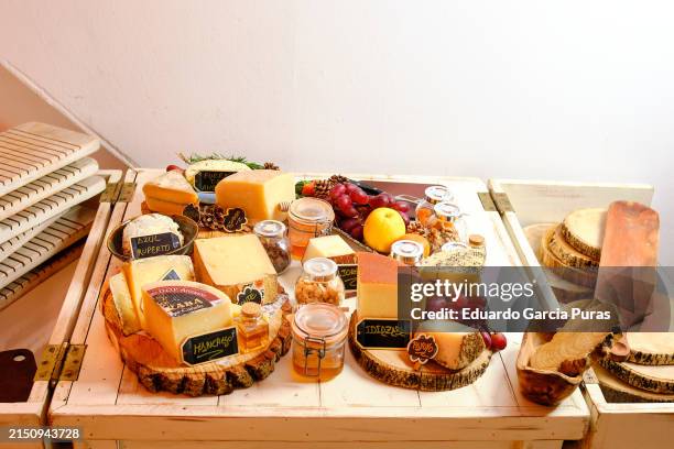 cheeseboard - käseplatte stock-fotos und bilder