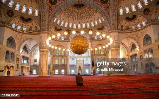 un musulman prie dans la mosquée de kocatepe. - ankara photos et images de collection
