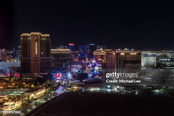 high angle night view of las vegas strip - the mirage las vegas imagens e fotografias de stock