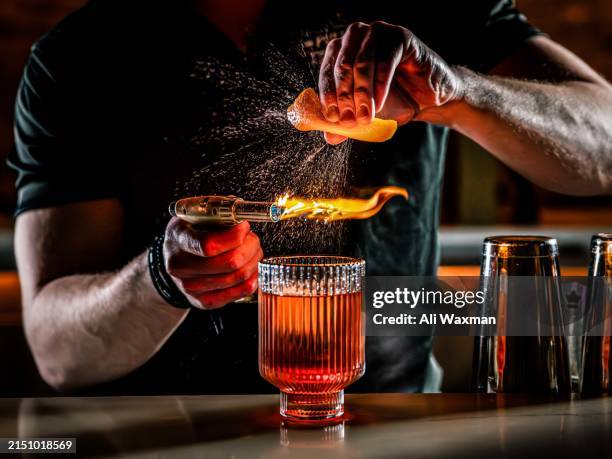 barista che prepara un vecchio stile - creazione foto e immagini stock