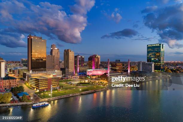 toledo, ohio skyline al anochecer aéreo con el río - ohio fotografías e imágenes de stock
