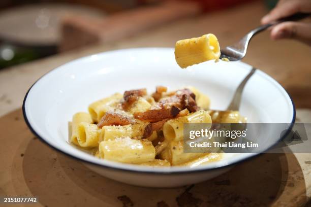 pasta cremosa con tocino servida en un plato - salsa carbonara fotografías e imágenes de stock